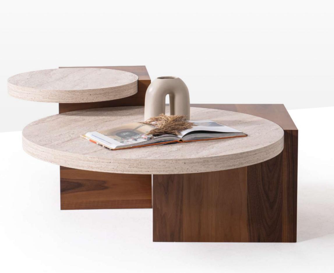 Duo de tables basses Nova avec plateaux en pierre claire et bases en bois sculptural, design moderne et minimaliste