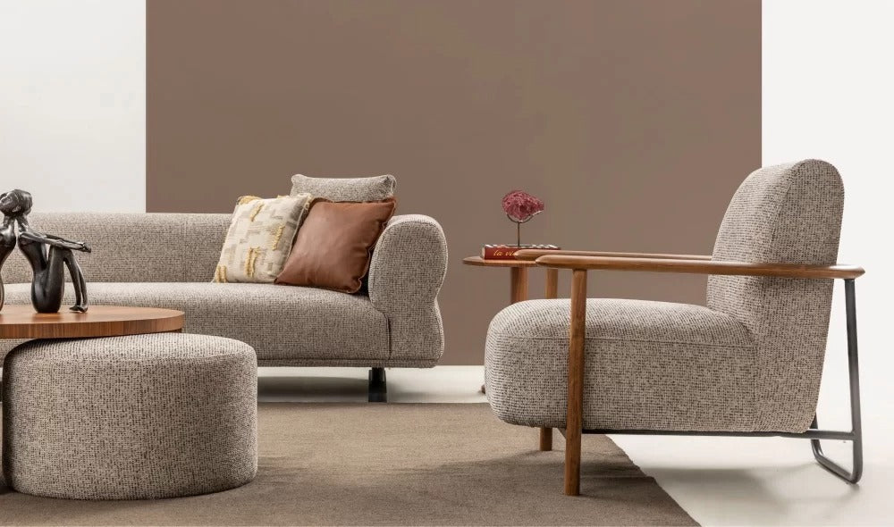 Fauteuil moderne Dôme avec assise rembourrée en tissu beige et structure en bois et métal, design épuré et confortable.