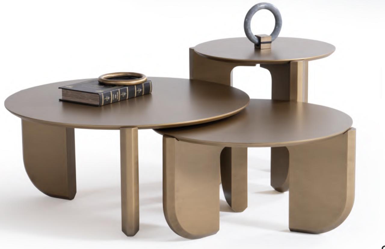 Trio de tables basses dorées avec finition métallique sculpturale