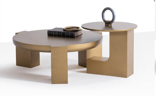 "Ensemble de tables dorées avec design géométrique, table basse ronde et table d’appoint sculpturale
