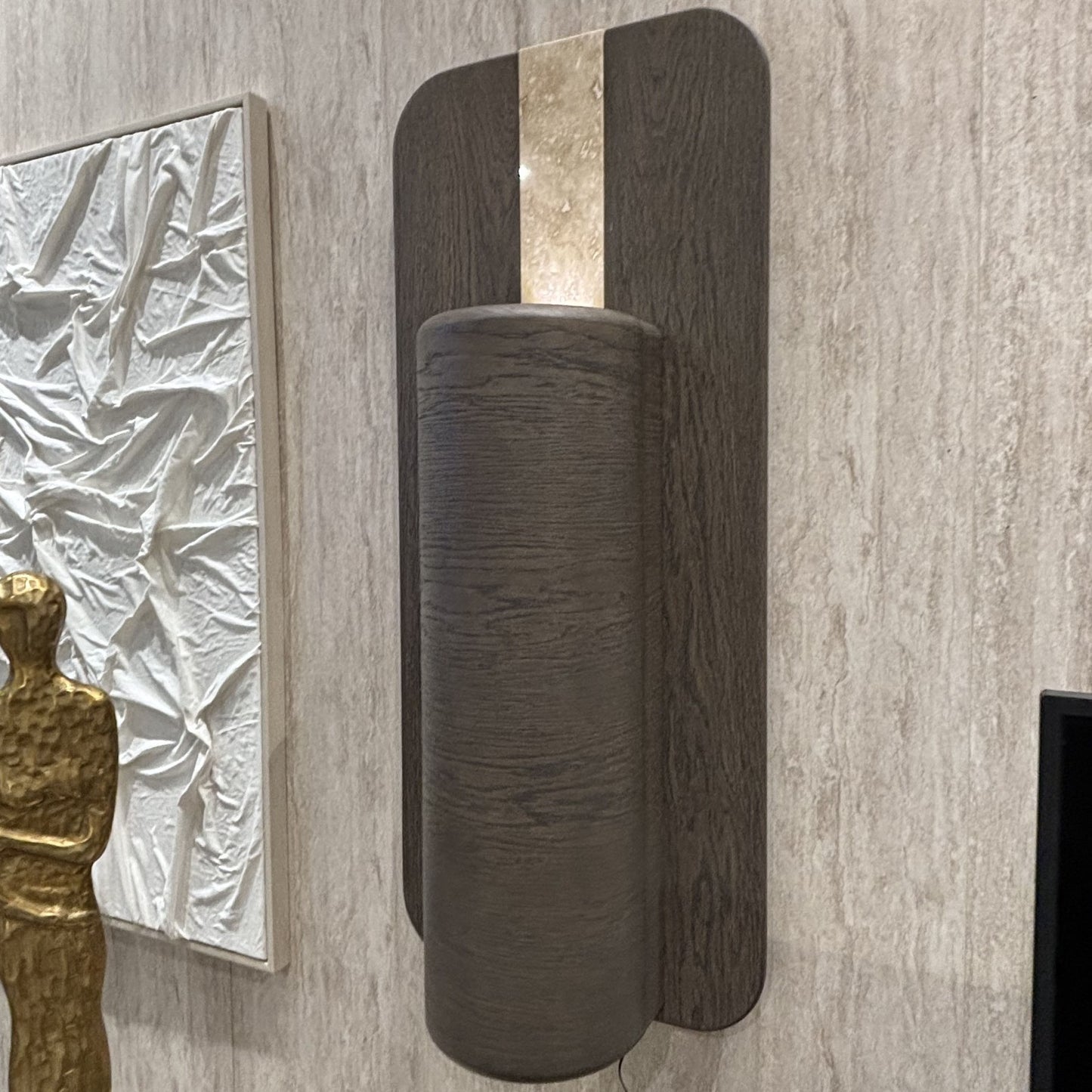 Applique murale Hermes Dôme en bois texturé avec bande métallique dorée