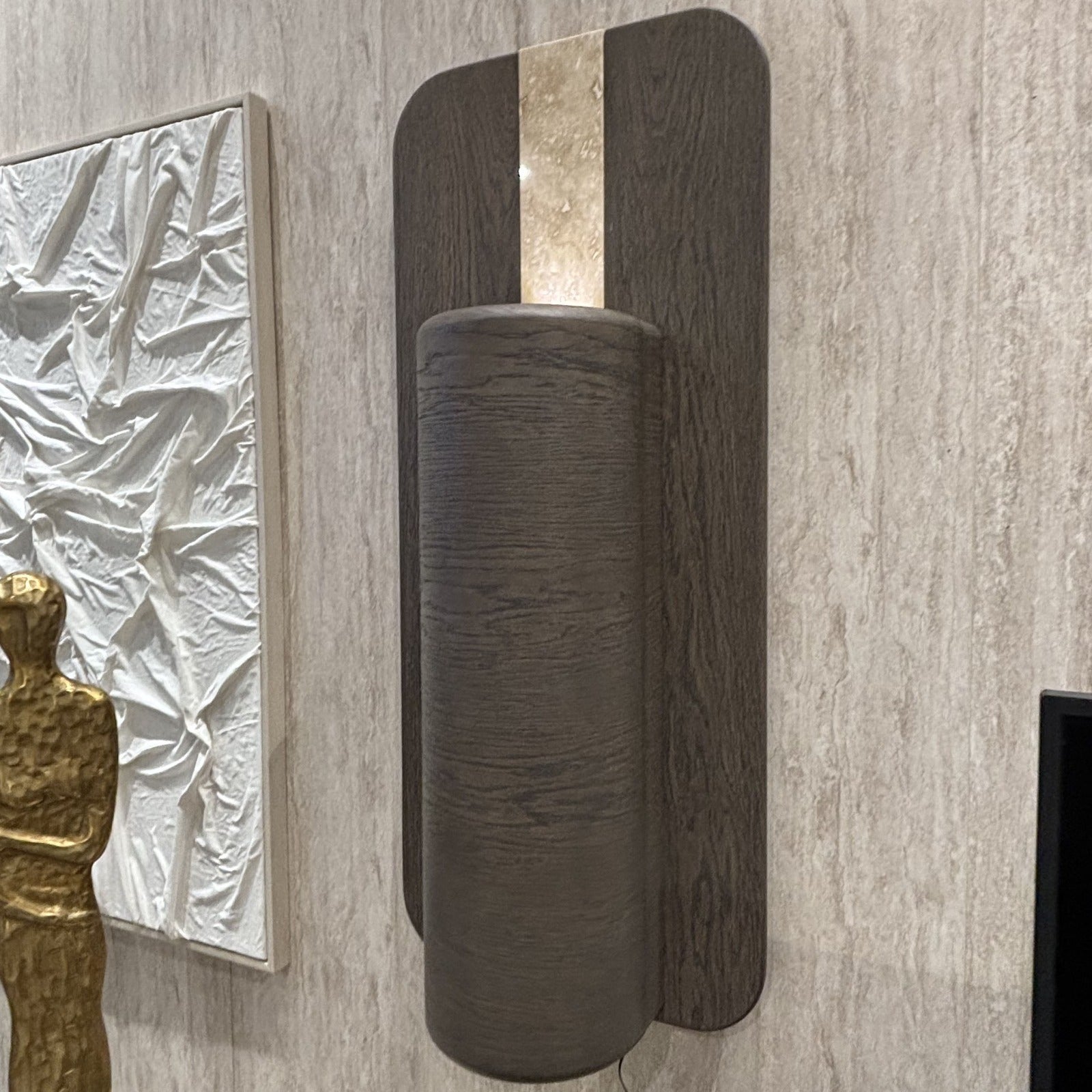 Applique murale Hermes Dôme en bois texturé avec bande métallique dorée