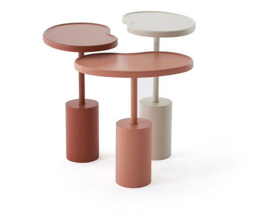 Trio de tables gigognes Beans aux plateaux organiques colorés et pieds cylindriques