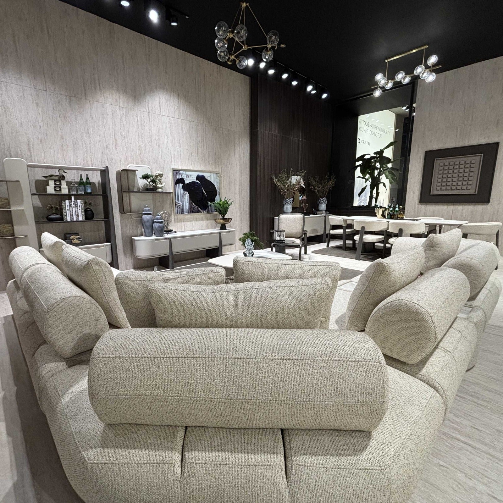 Ensemble Hermes avec canapé incurvé, meuble TV mural, table à manger et luminaires modernes