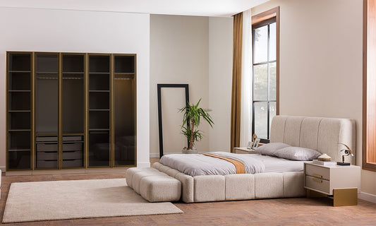 Ensemble chambre moderne avec lit rembourré, banc assorti, chevets Cremey et armoire vitrée à cadre doré