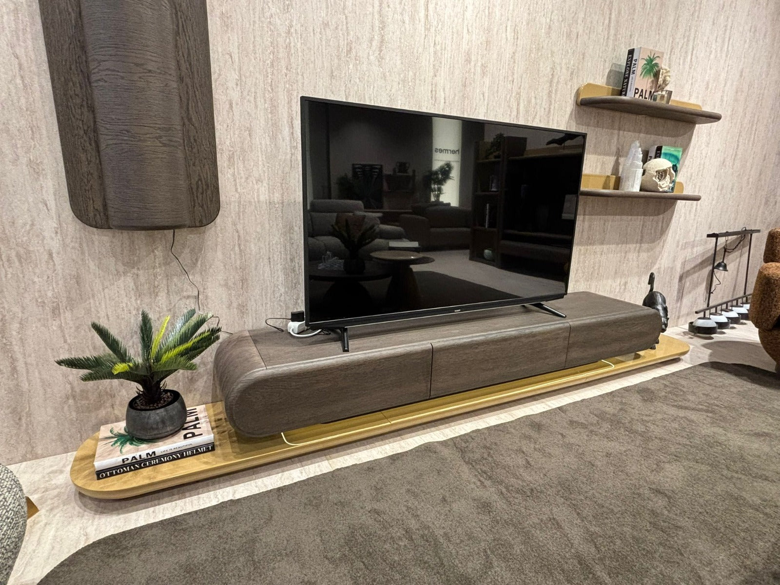 Meuble TV Hermes Dôme en bois courbé avec écran plat, étagères murales et accessoires décoratifs,