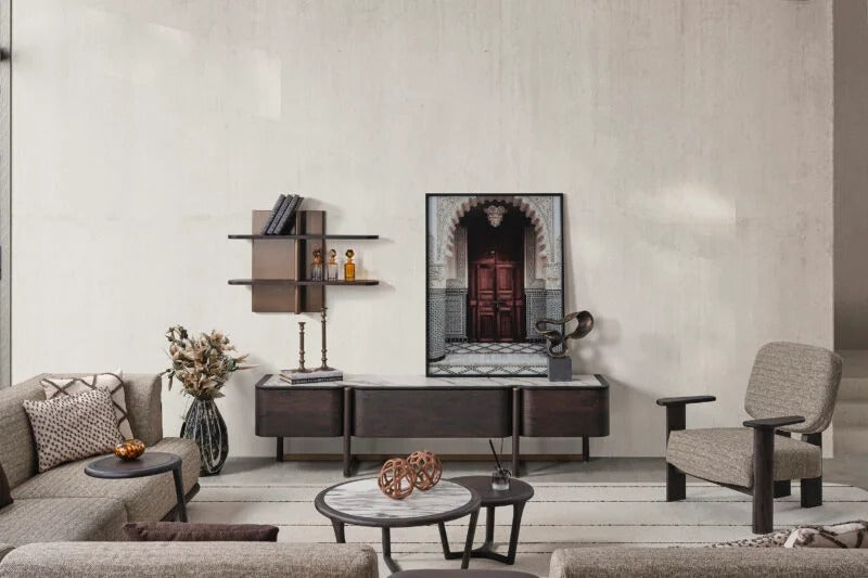 Salon Hermes Dôme avec canapé beige, table basse ronde et console murale en marbre, ambiance moderne et décor raffinée