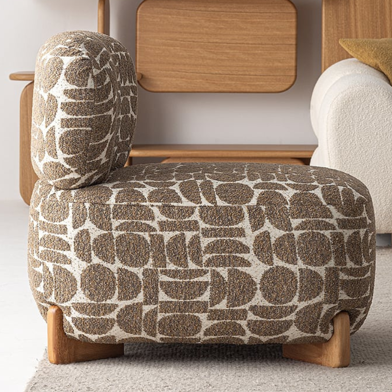 Fauteuil Dome Oddo Plus avec revêtement à motifs géométriques et base en bois clair