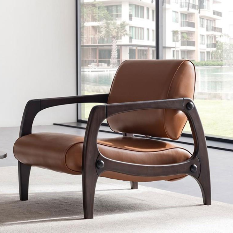 Fauteuil Enzo en cuir brun avec structure en bois courbé, design moderne et confortable