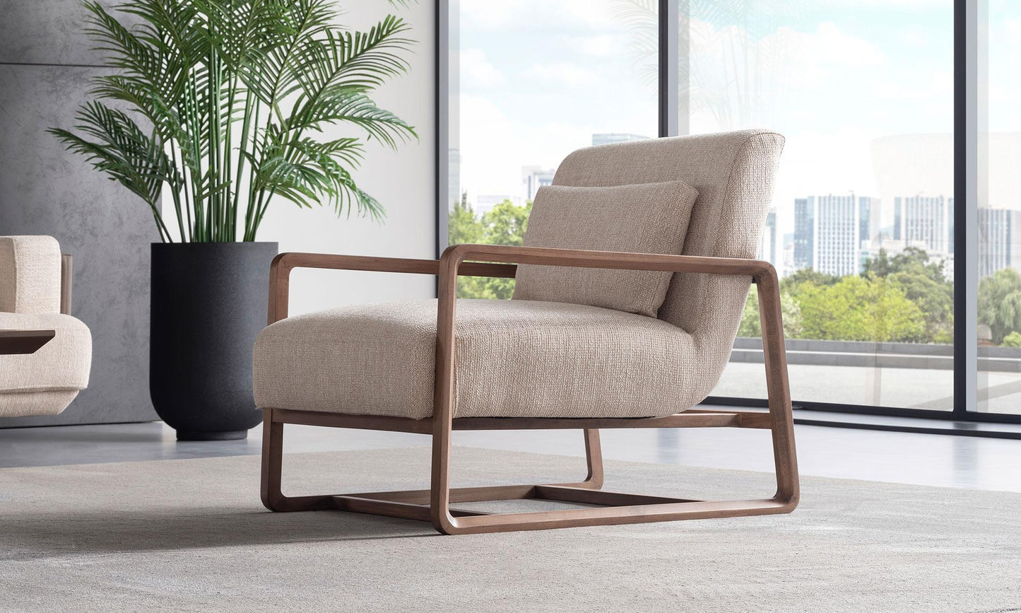 Fauteuil moderne en tissu beige avec structure en bois, idéal pour les intérieurs lumineux.