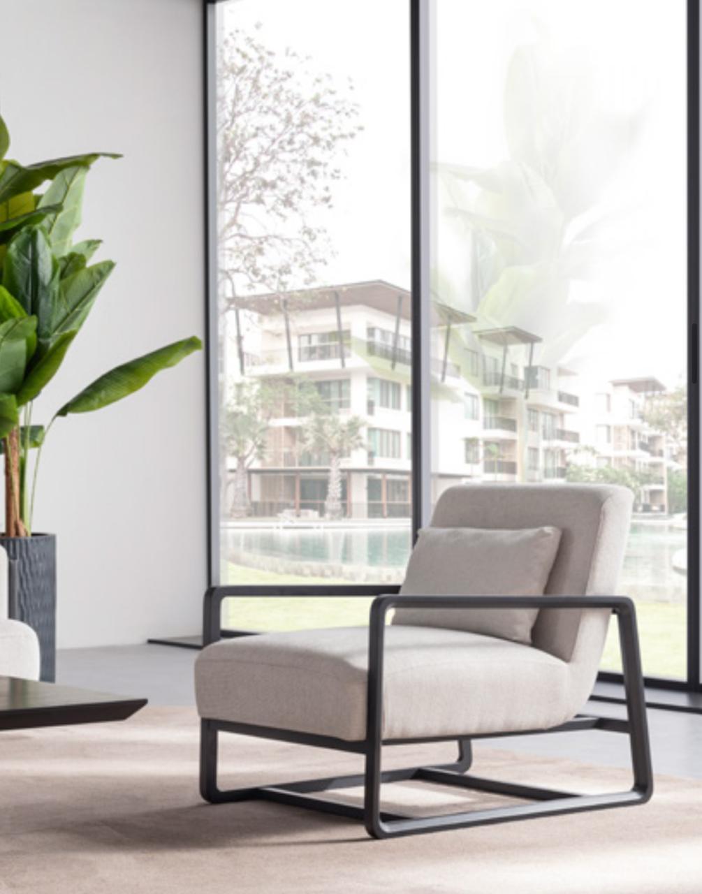 Fauteuil Dome Bruno en bois massif avec assise confortable