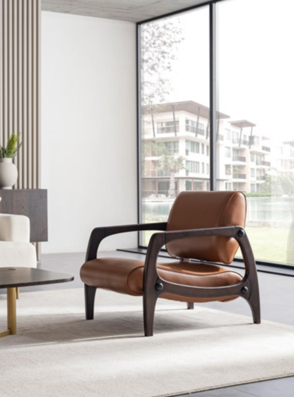Fauteuil Enzo en cuir brun avec structure en bois courbé, design moderne et confortable