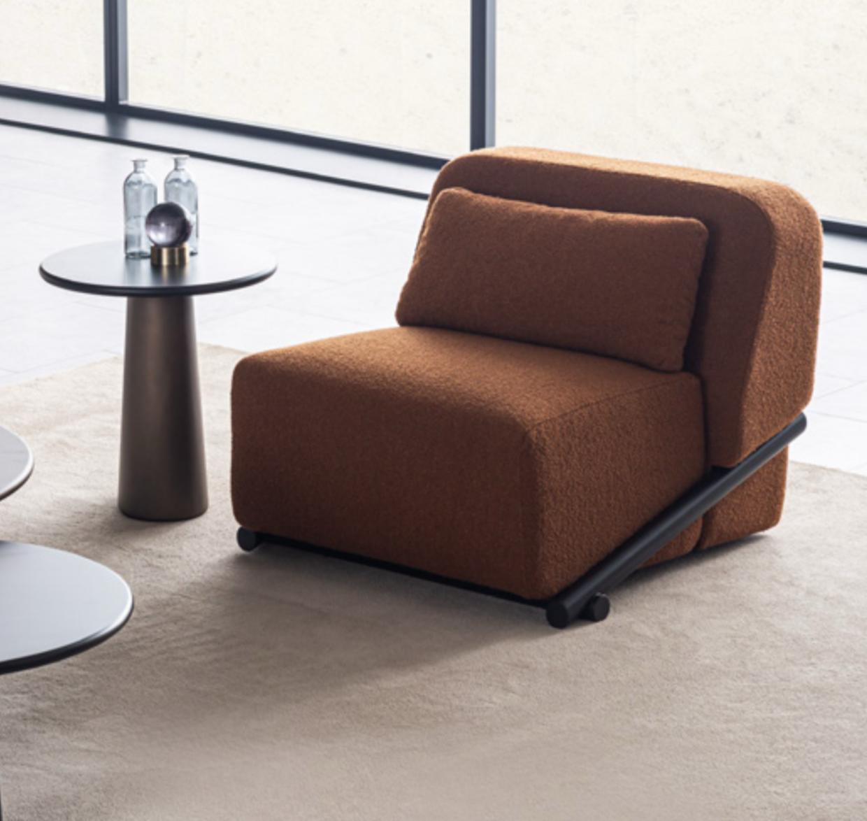 Fauteuil moderne en tissu brun avec structure métallique noire, design élégant et confortable