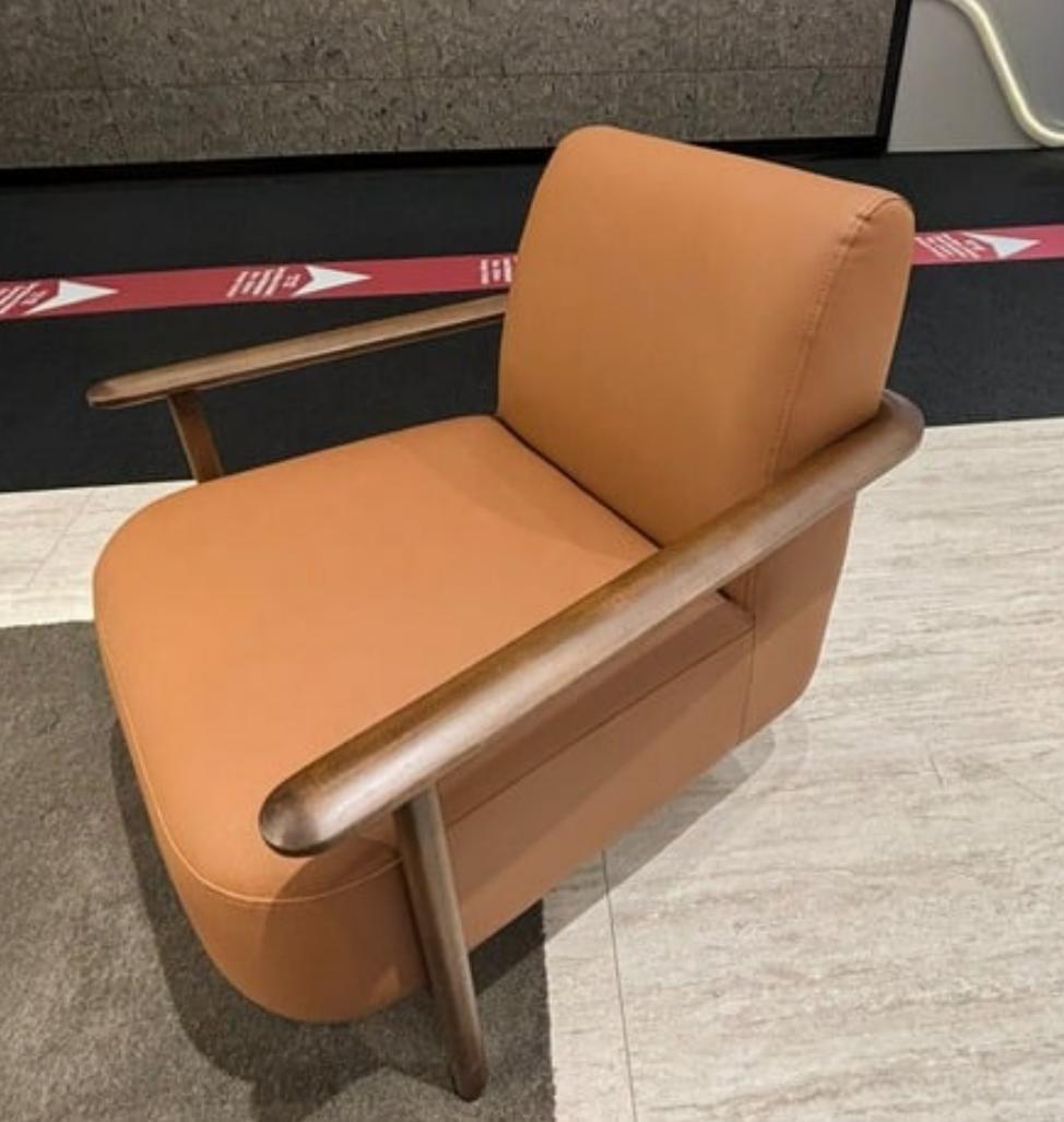 "Fauteuil Togg 1 place en cuir brun avec structure en bois, design moderne et confortable