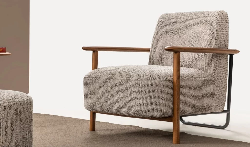 Fauteuil moderne Dôme avec assise rembourrée en tissu beige et structure en bois et métal, design épuré et confortable.