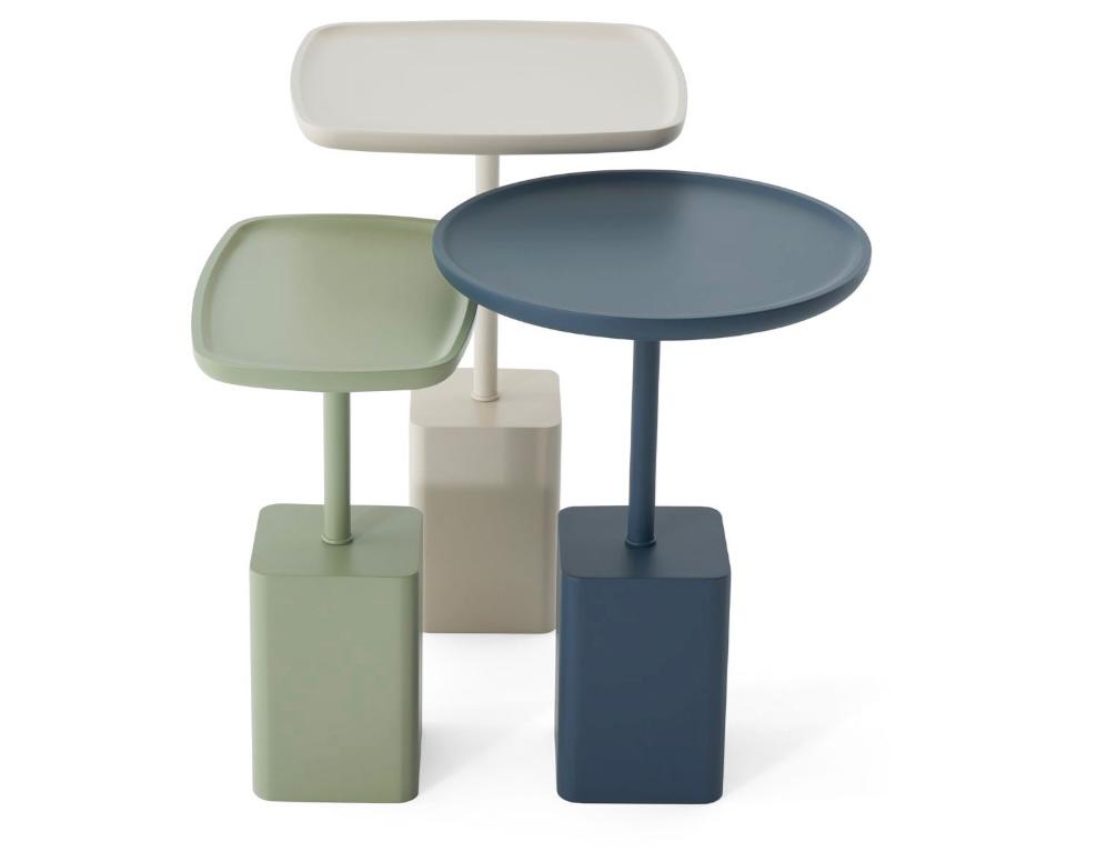 Trio de tables gigognes modernes aux formes variées avec plateaux colorés et bases carrées