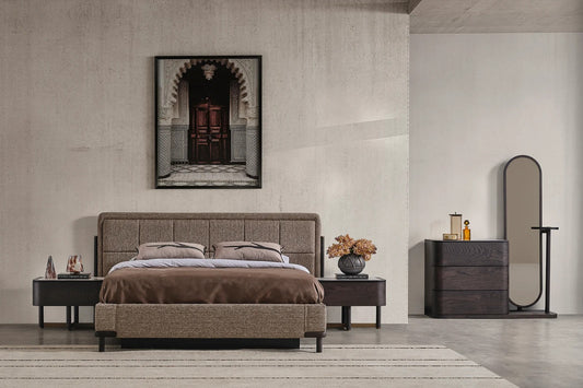 Chambre Hermes Dôme avec lit rembourré brun, commode en bois foncé et miroir sur pied, ambiance moderne et chaleureuse.