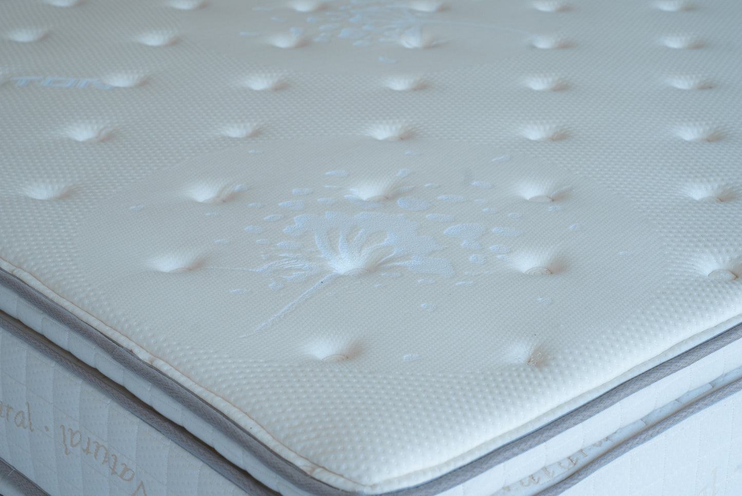 Matelas 4 Saisons blanc avec surface matelassée