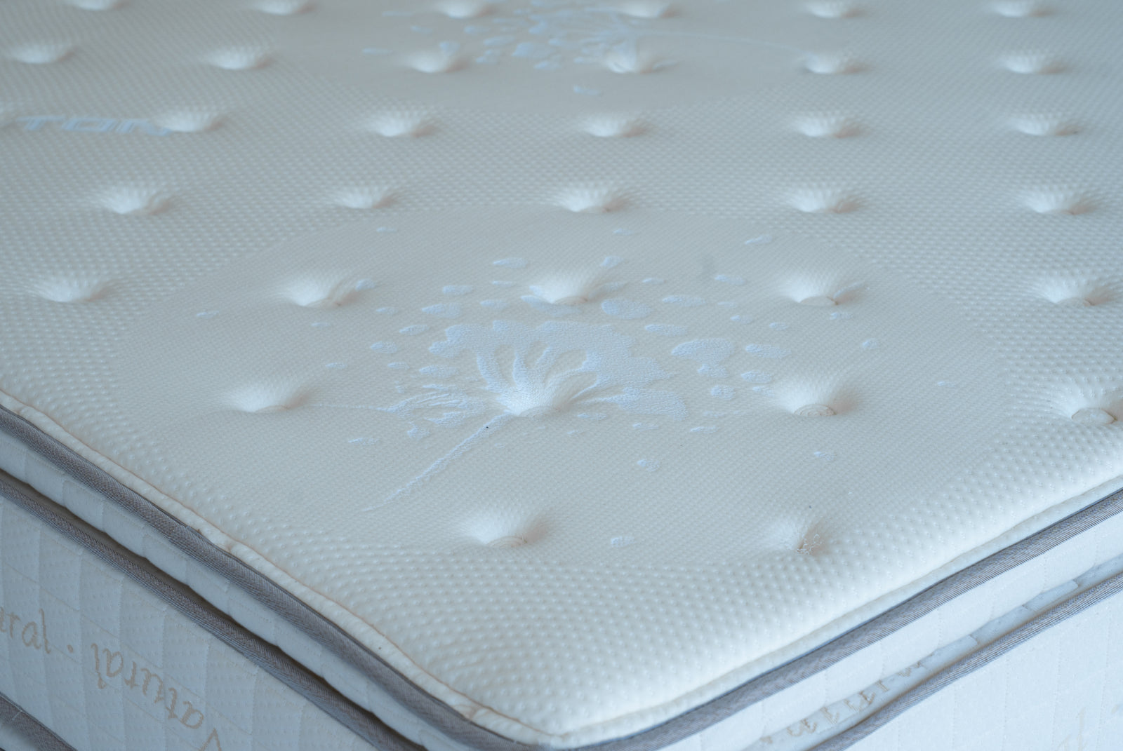 Matelas 4 Saisons blanc avec surface matelassée