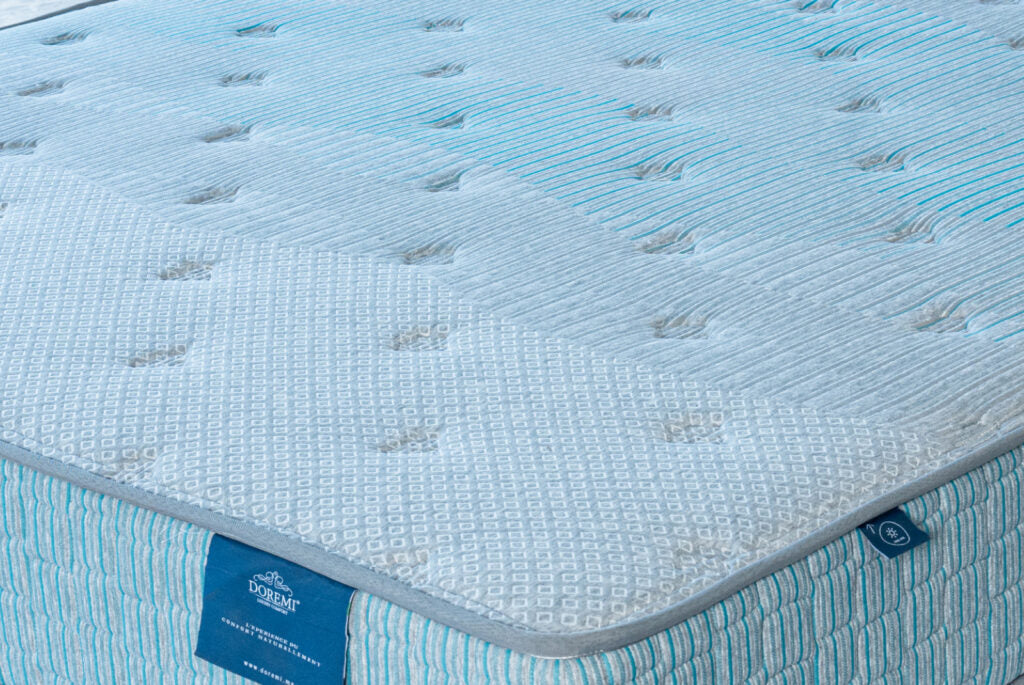 Matelas Eco Comfort bleu clair avec surface matelassée et tissu respirant