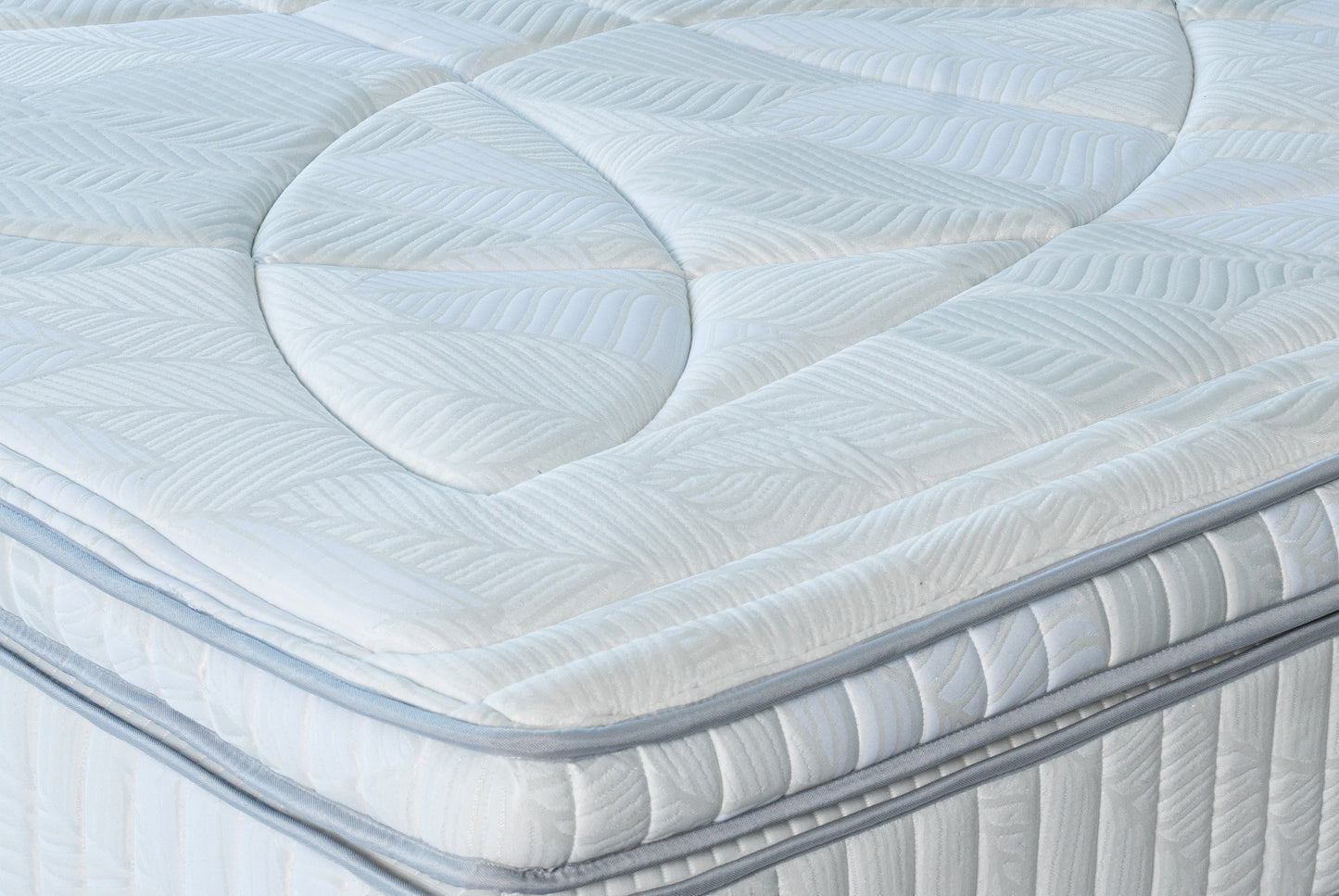 Matelas Latex Deluxe blanc avec surface matelassée et finitions haut de gamme
