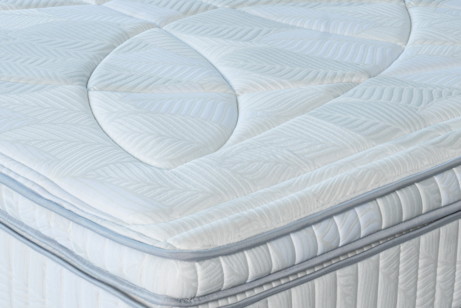 Matelas Latex Deluxe blanc avec surface matelassée et finitions haut de gamme