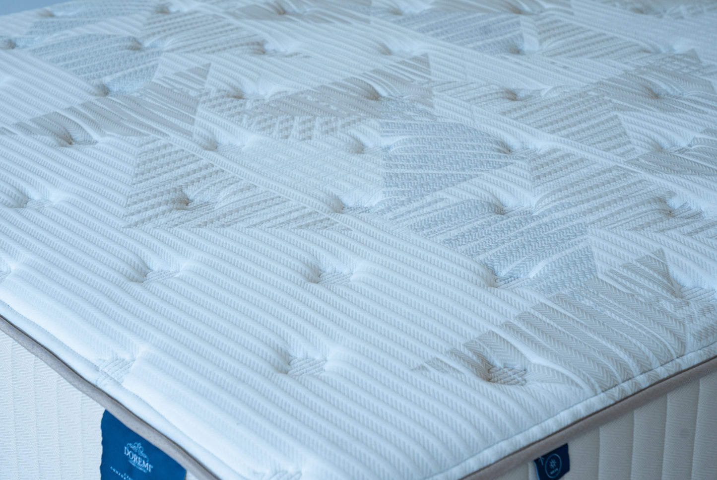 Matelas Titanium blanc avec surface matelassée et côtés à coutures verticales
