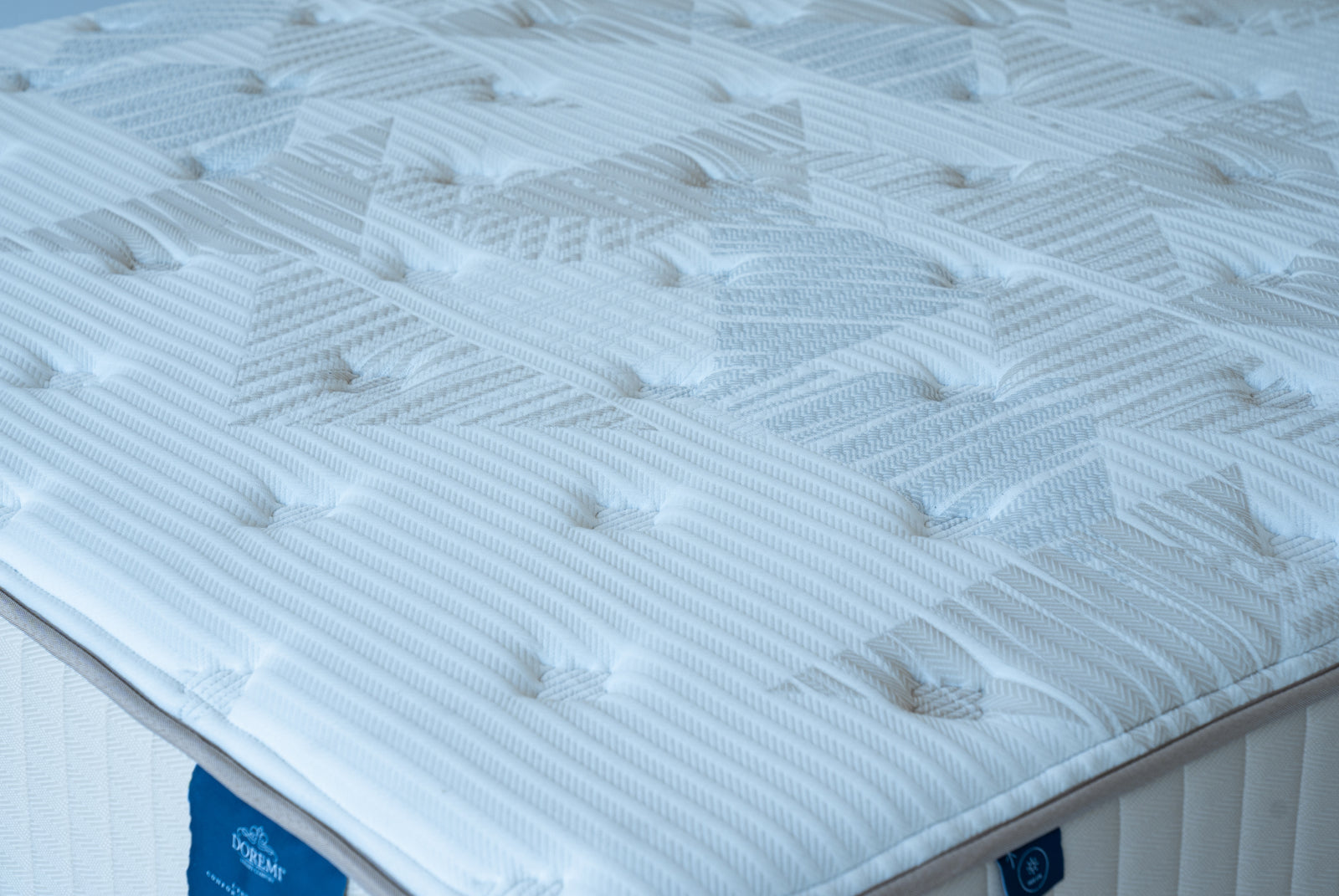 Matelas Titanium blanc avec surface matelassée et côtés à coutures verticales