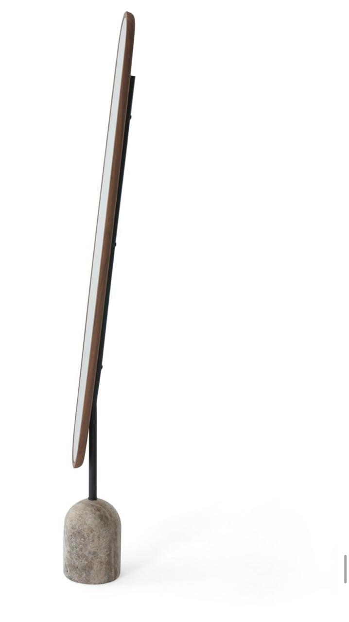 Montego – Miroir moderne sur pied avec cadre ovale fin, base en pierre cylindrique et tige métallique noire.