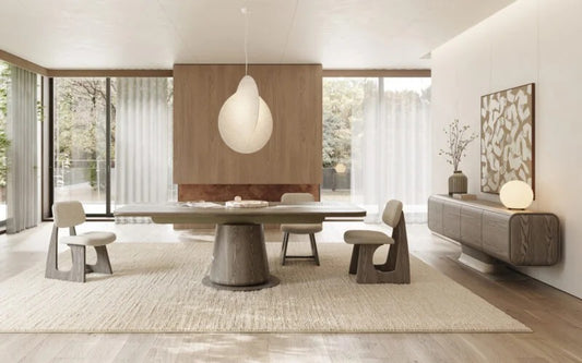 Salle à manger Hermes Dôme avec table ronde en bois, chaises courbées et buffet moderne, ambiance chaleureuse et épurée