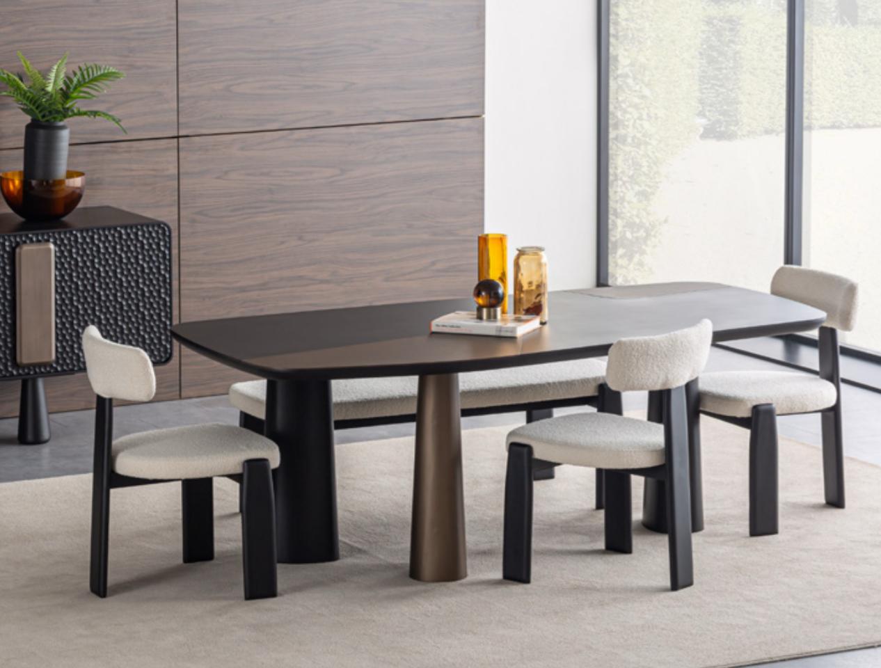 Table à manger moderne avec plateau lisse et pieds design