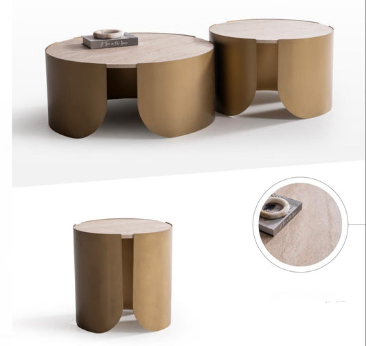 Duo de tables basses modernes avec plateaux en travertin naturel et pieds en métal doré sculptural