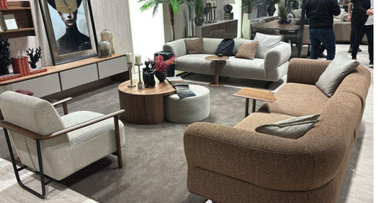 Ensemble de salon moderne avec canapés en tissu gris et brun, fauteuil assorti, table basse ronde en bois et décoration contemporaine