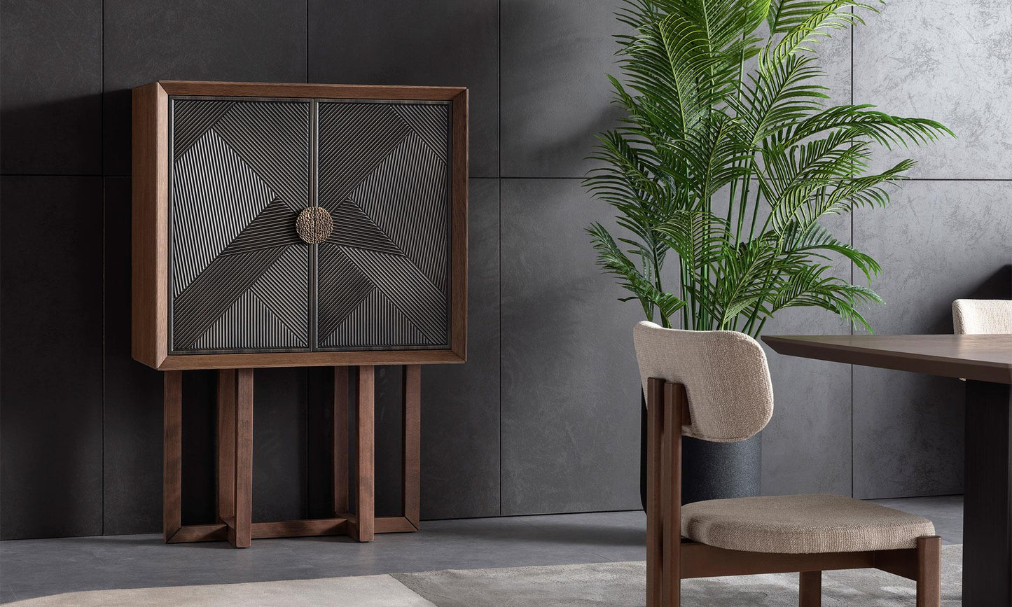 Vitrine moderne en bois foncé avec portes à motif graphique noir et blanc